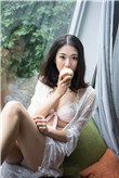 隔着肚兜偷揉酥乳含乳子